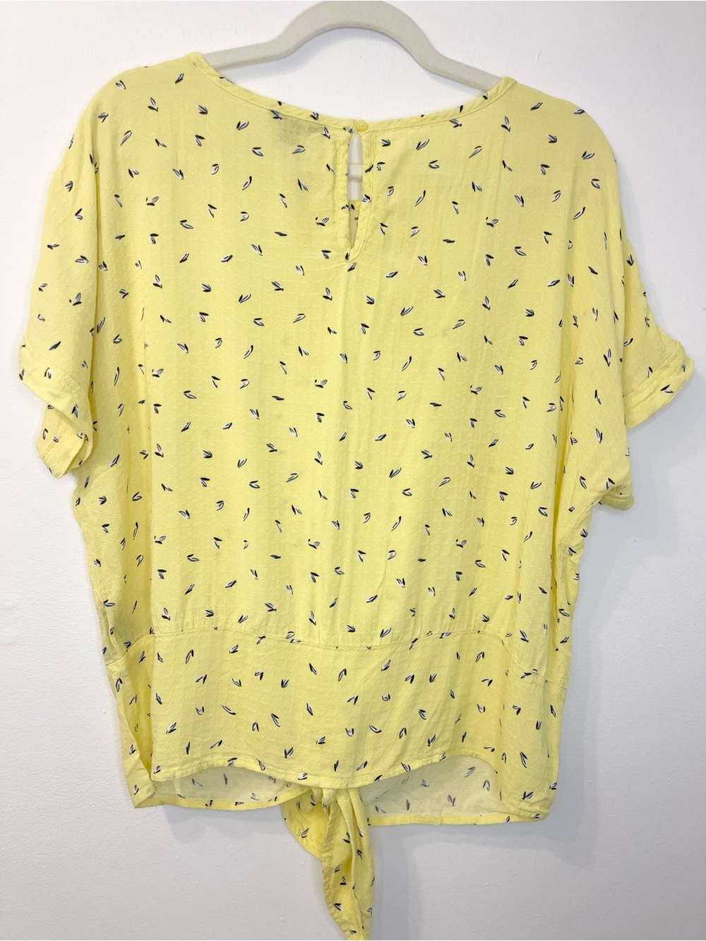 Buffalo David Bitton Yellow Short Sleeve Tie-Front Top Size Large PTP 26” - Picture 3 of 7